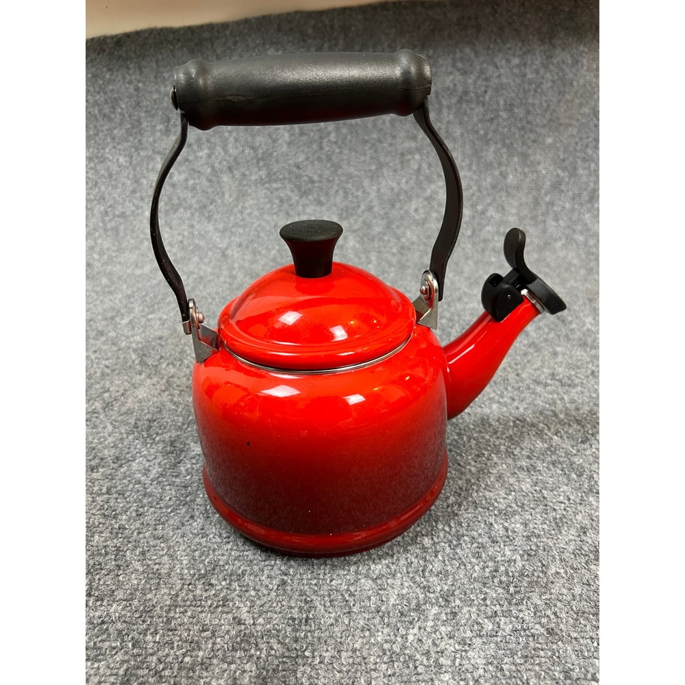 Le Creuset Whistling Tea Kettle Red Enamel on Steel 1.25 Qt 1.1L Stovetop